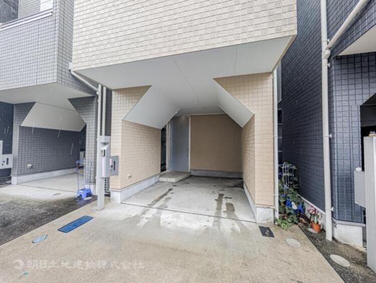駐車場 ビルトイン車庫なので雨の日など濡れずにすみます。前面道路の高低差も無いので駐車が楽です