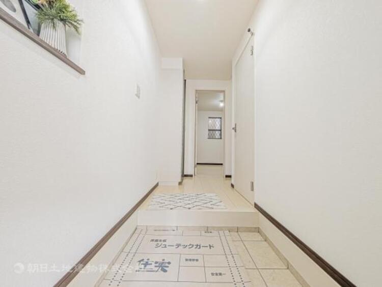 その他 【玄関】明るく広い玄関には収納力に優れたシューズボックス。　靴をスッキリと整頓することができます。
