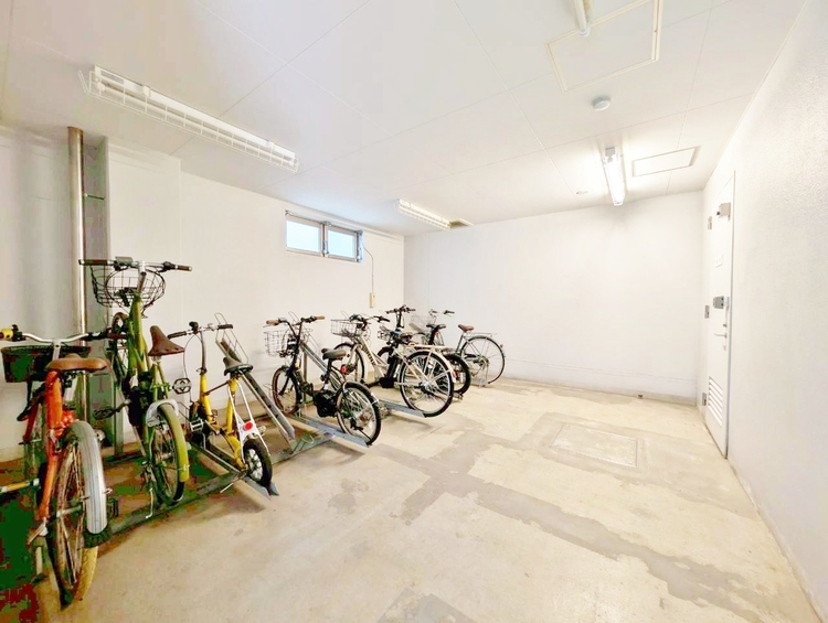 設備 きちんと整備された駐輪場。住む方の心遣いが感じられます。