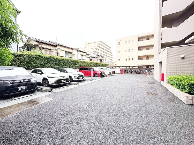 駐車場 本物件の駐車スペースです。車種制限のある場合もございますので、お気軽にお問い合わせくださいませ。