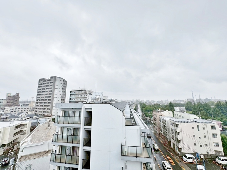 バルコニー 窓を開けると広がる青空。心をリフレッシュして日々を過ごしていきましょう。