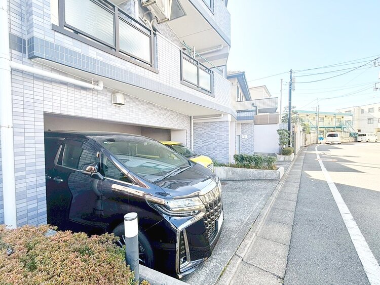 駐車場 本物件の駐車スペースです。車種制限のある場合もございますので、お気軽にお問い合わせくださいませ。