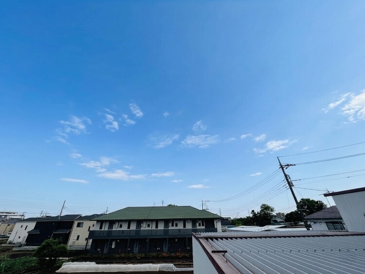バルコニー 窓を開けると広がる青空。心をリフレッシュして日々を過ごしていきましょう。