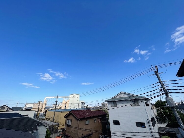 バルコニー 窓を開けると広がる青空。心をリフレッシュして日々を過ごしていきましょう。