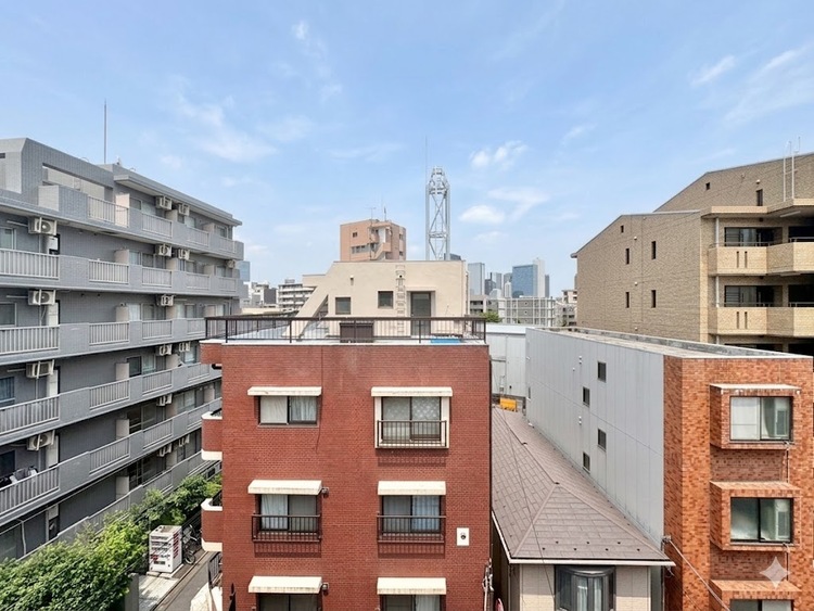 バルコニー 窓を開けると広がる青空。心をリフレッシュして日々を過ごしていきましょう。