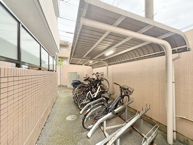 設備 きちんと整備された駐輪場。住む方の心遣いが感じられます。
