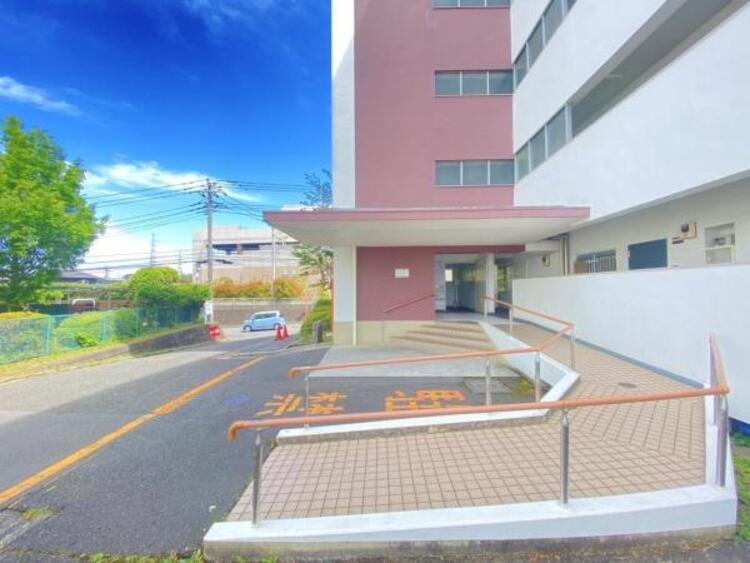 エントランス 雑多な玄関でなくスッキリ空間としての家の顔にできるよう設計しました。（5月4日撮影）
