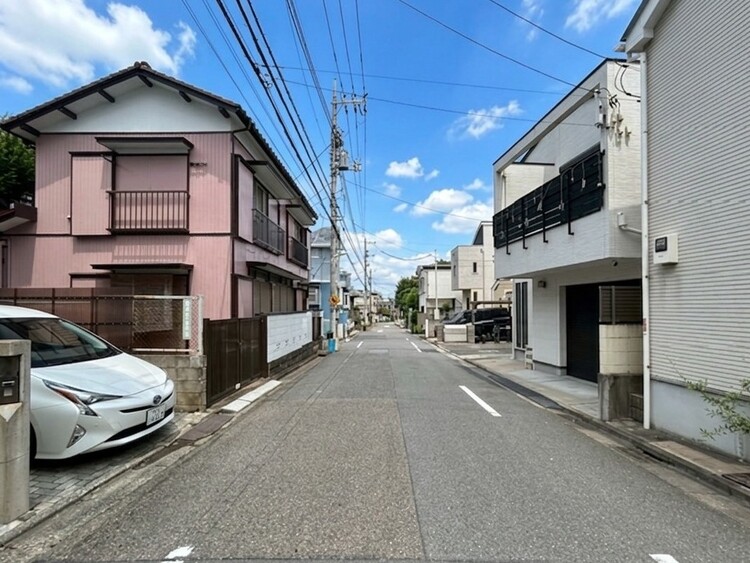 その他 閑静なエリアで、前面道路の交通量は少なく安心です。