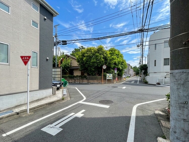 その他 閑静なエリアで、前面道路の交通量は少なく安心です。