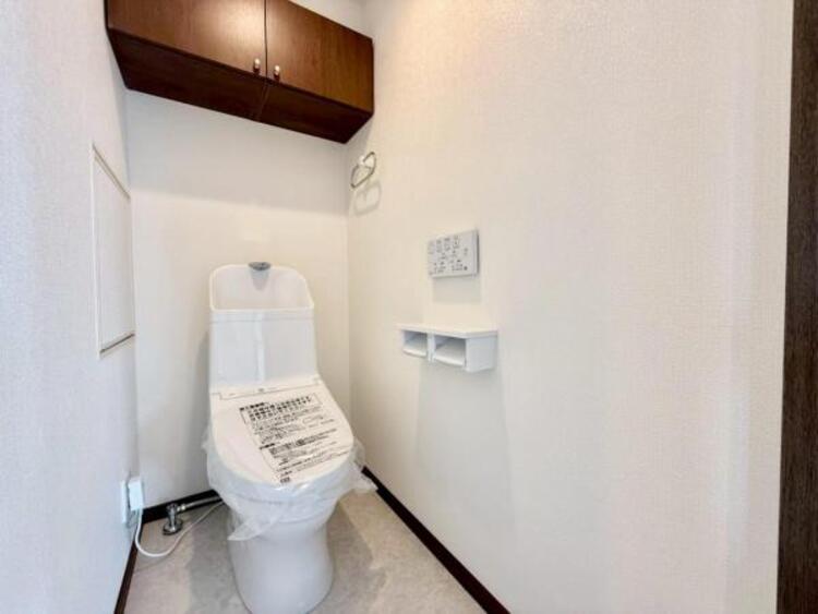 トイレ 明るく清潔感のある節水型ウォシュレットトイレです