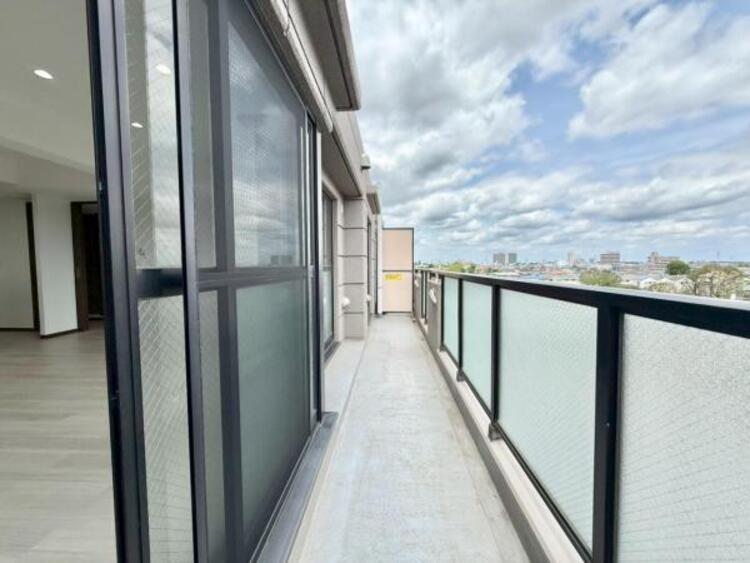 バルコニー 南東向きにつき陽当たり良好なバルコニー。二部屋に面したワイドスパンで、家事動線も快適です。