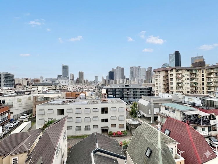 バルコニー 窓を開けると広がる青空。心をリフレッシュして日々を過ごしていきましょう。