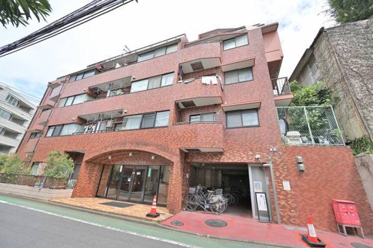外観 場所によって暖かい日差しの入り方・見え方も違うお住まい。実際の日当たりや現地の雰囲気もご確認ください。