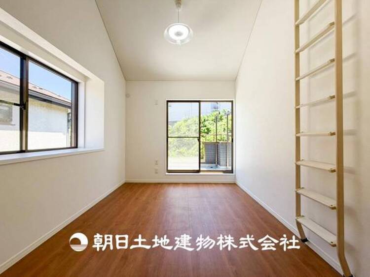 内装 【居室】 爽やかな空間演出とセンス良く纏められた室内は良質な寛ぎ空間。そこで暮らす大切な人達のことを考え造りこんだ空間は日々の生活に安らぎを与えてくれます。 