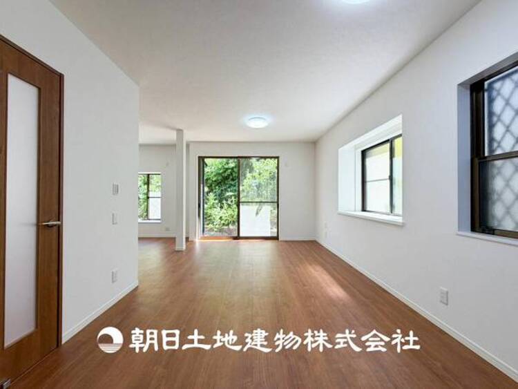 居間 【リビング】 大切なご家族、招いた友人と過ごすひと時を溢れる光が優しく包み込む空間。大切な人とともに、心穏やかに過ごすひととき。家族との時間、自分の時間を大切にできる空間を作りました。 