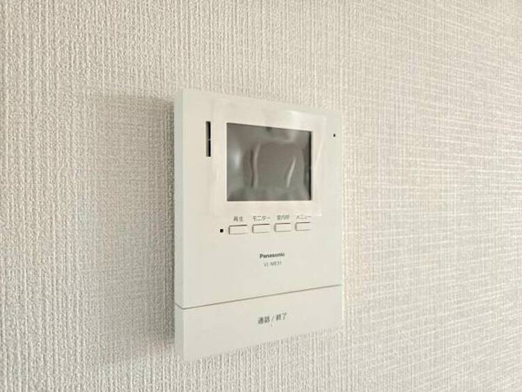 設備 【設備】訪問者の確認が出来るので、セキュリティ対策にも最適のモニター付きインターホン。