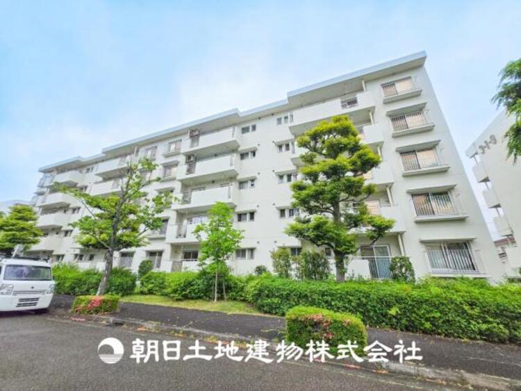 外観 【外観写真】目の前に手を伸ばせば、触ることが出来そうな環境が、そのままインテリアになったような印象です。その豊かな眺望にふさわしい空間には、通風・採光にも優れ、心地よい光と風があふれています。