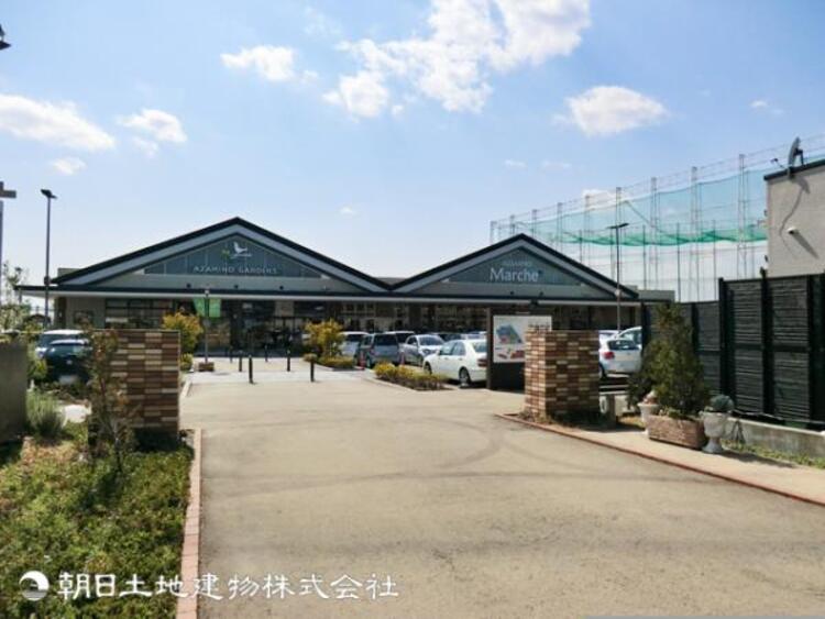 周辺 【あざみ野ガーデンズ】1000ｍ　マルシェ内にはこだわりの野菜や鮮魚・精肉の専門店が揃い日常の食卓を彩ります。また充実の飲食店に加え、スポーツ施設も併設されています。