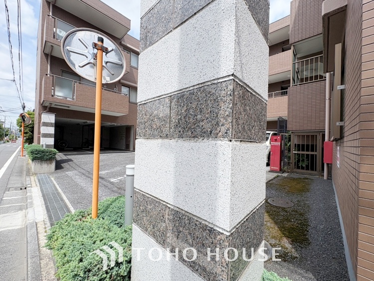 内装 ◆青空テラス◆ベランダから望む紺碧の空からそよ風、そして目に映るのはグリーン広がる風光明媚な世界。それは清々しい自然の薫りを肌で感じる幸せな空間。
