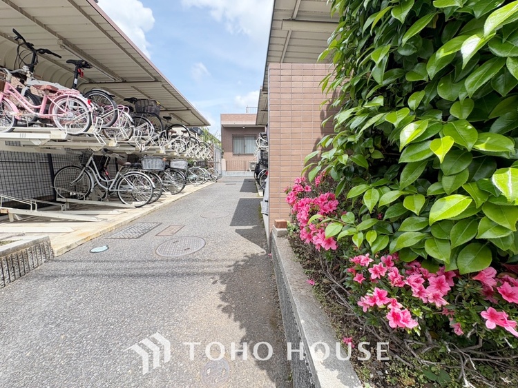 バルコニー 【Blue sky terrace】見上げると、空。時間を忘れ大空を見上げるなんて、いつぶりだろうか。こんなにも広く美しい情景がこの頭上にあったなんて。時間を忘れ、時を知る。
