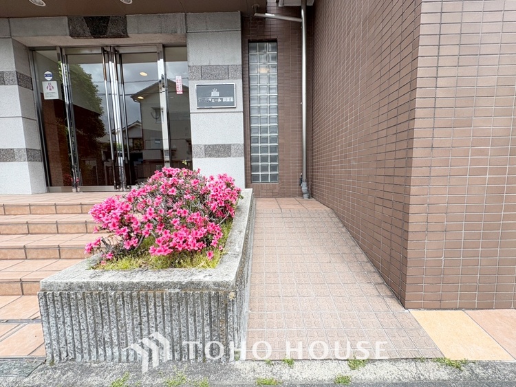エントランス 【Entrance】仕事は好きだ。でも今日という一日はあまり芳しくない日もある。とぼとぼと家路に付く頃、ふと目を上げると我が家のエントランス。