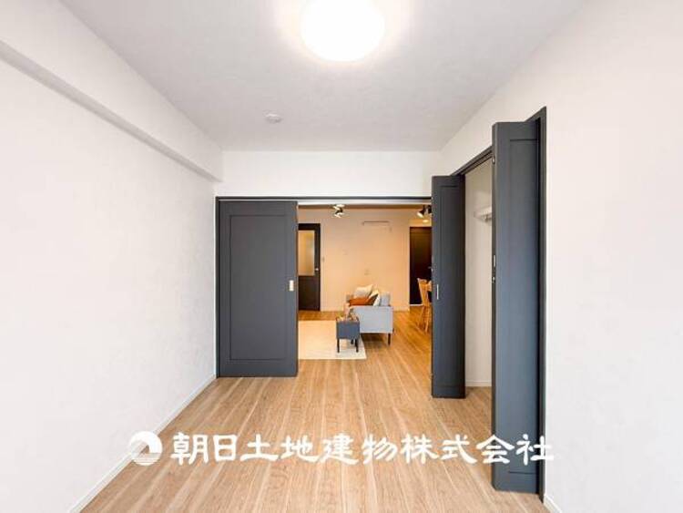 内装 【居室】爽やかな空間演出とセンス良く纏められた室内は素敵な寛ぎ空間です。