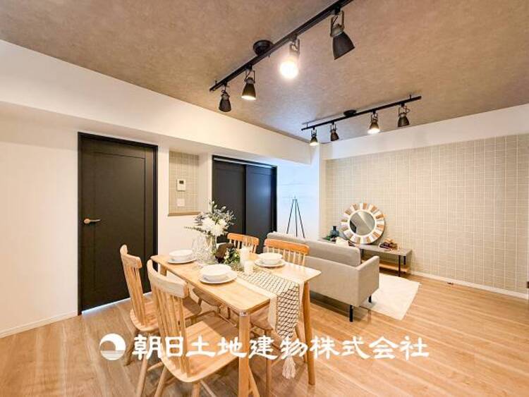 居間 【リビング】大切なご家族、招いた友人と過ごすひと時を溢れる光が優しく包み込む空間。