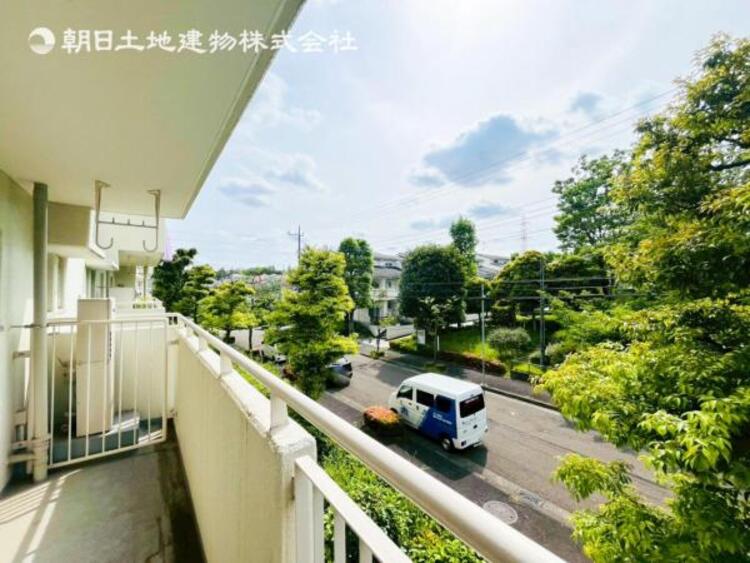 その他 【バルコニー】思わず大きく深呼吸したくなるバルコニー！空が青く、近く、広く感じる事が出来ます。 