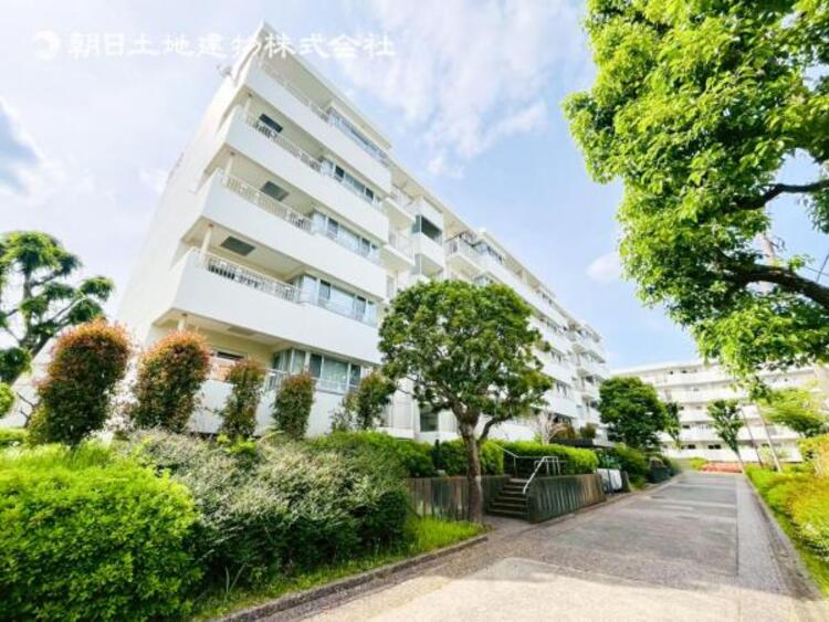 外観 緑に恵まれたエリアで、自然に包まれた穏やかな暮らしを実現！！緑の潤いを感じながらホッと生活できそう。四季の移り変わりを感じられる贅沢な空間で、暮らしの夢を育む、あらたな住生活をスタートしてみませんか？ 