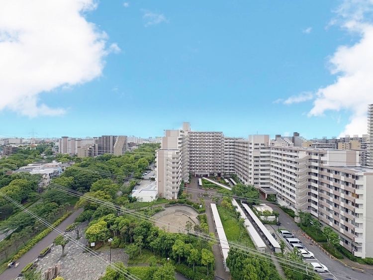 バルコニー 窓を開けると広がる青空。心をリフレッシュして日々を過ごしていきましょう。