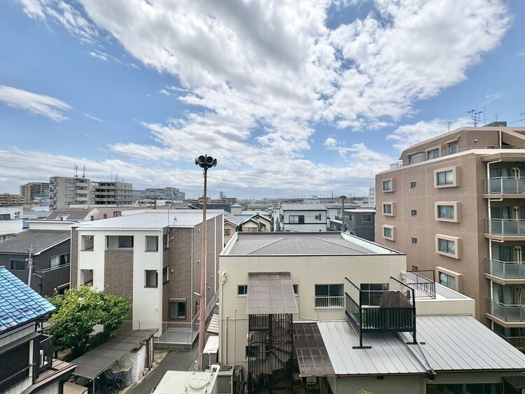 バルコニー 窓を開けると広がる青空。心をリフレッシュして日々を過ごしていきましょう。