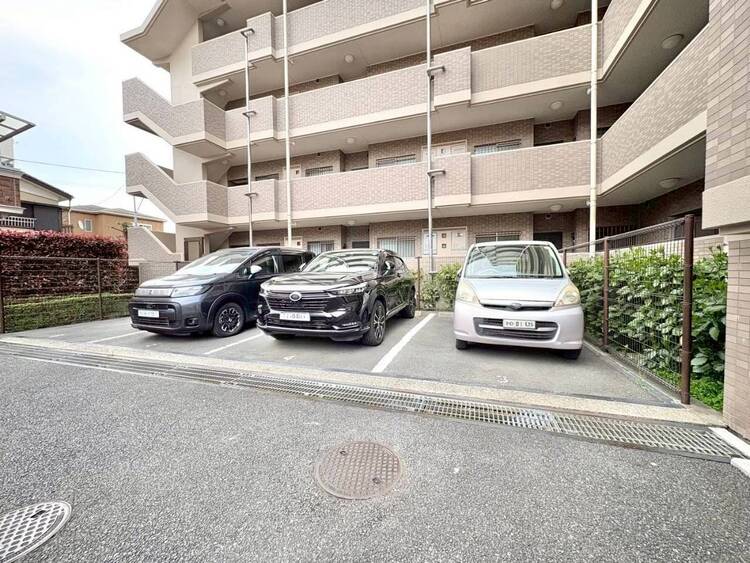 駐車場 本物件の駐車スペースです。車種制限のある場合もございますので、お気軽にお問い合わせくださいませ。
