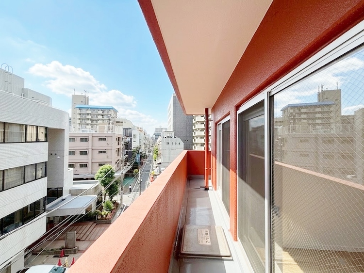 バルコニー 窓を開けると広がる青空。心をリフレッシュして日々を過ごしていきましょう。