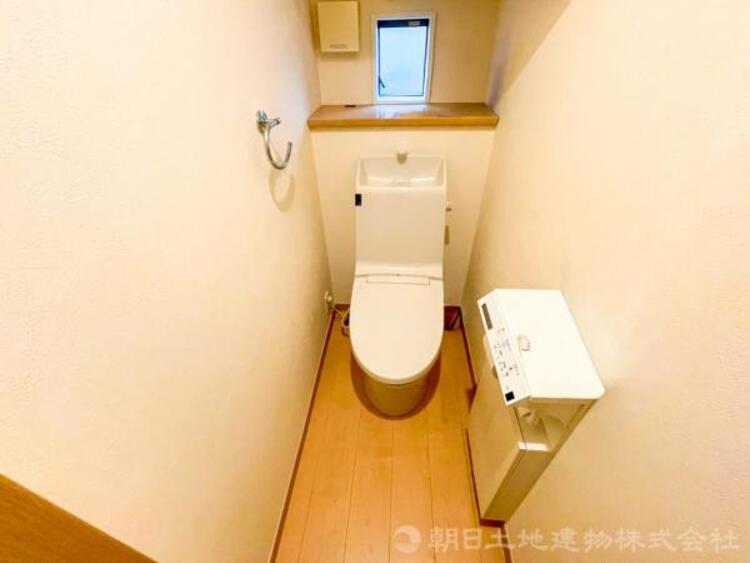 トイレ ウォシュレット機能のついたトイレが1階2階に完備！これでトイレ渋滞も防げます♪洗浄、保温など毎回のペーパー使用量を減らせ、冬場のひんやりを解消してくれる便利な設備♪