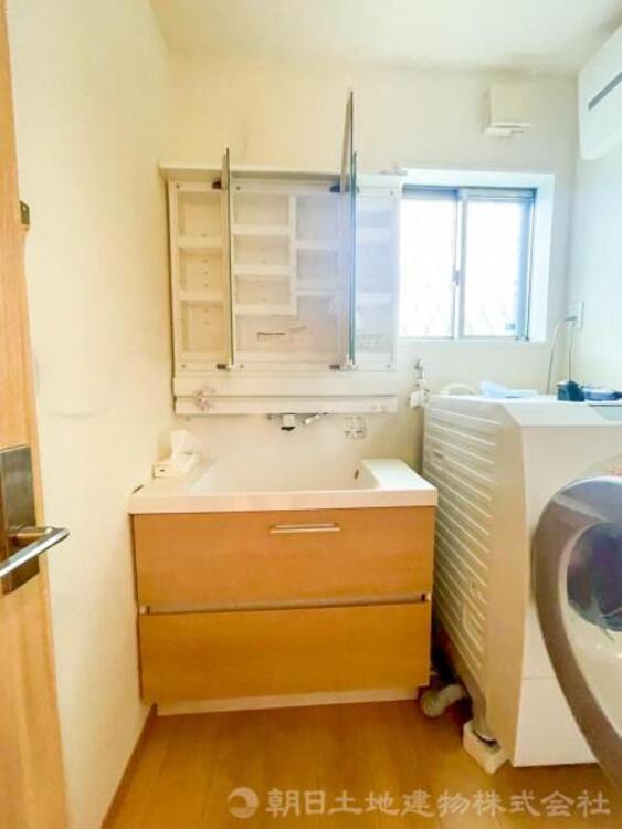洗面 【洗面台】帰ってすぐ手洗いが可能で、室内をクリーンな環境に保ち、手洗い習慣は家族の健康に繋がります。