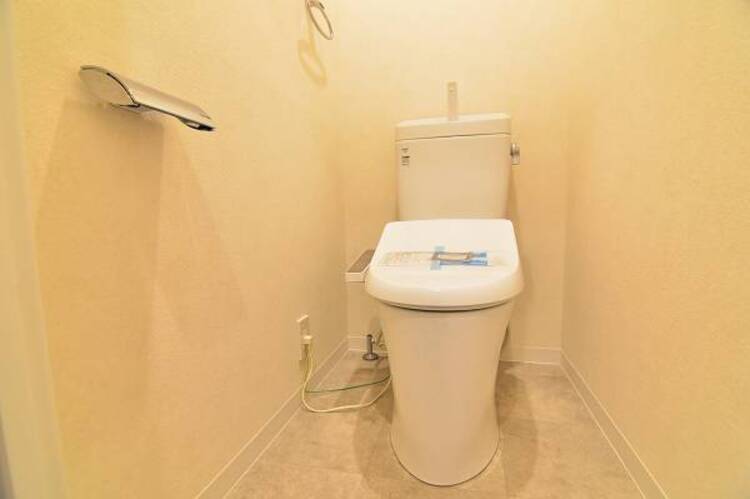 トイレ 白を基調としたウォシュレットトイレは清潔感あるプライベート空間を演出します。 