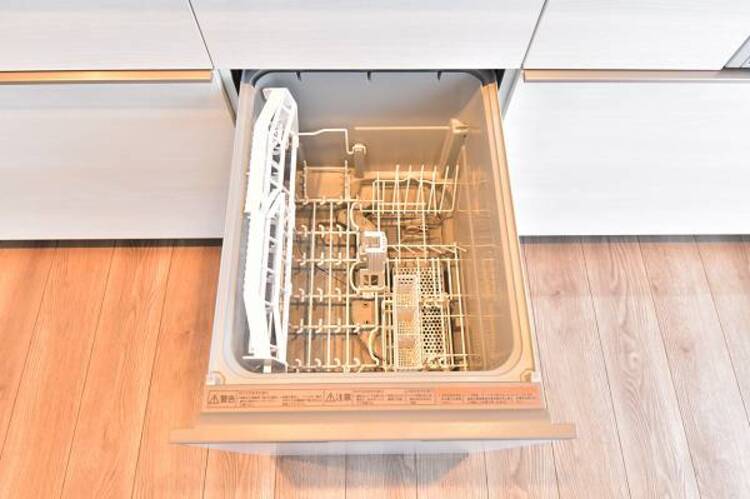 設備 食器洗浄乾燥機　食器の後片付けに便利な食器洗浄乾燥機を標準装備。ビルトインタイプなので見た目もスッキリ、特に共働き世帯のご家族には必須品です。