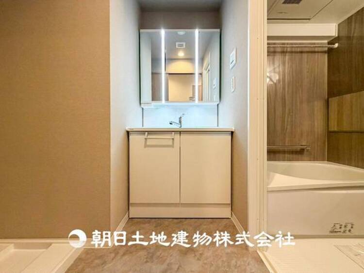 洗面 【洗面化粧台】広々とした洗面化粧台はたっぷり収納もさる事ながら、身だしなみチェックや歯磨きなど、朝の慌ただしい時間でも心に余裕とゆとりを作ってくれます。