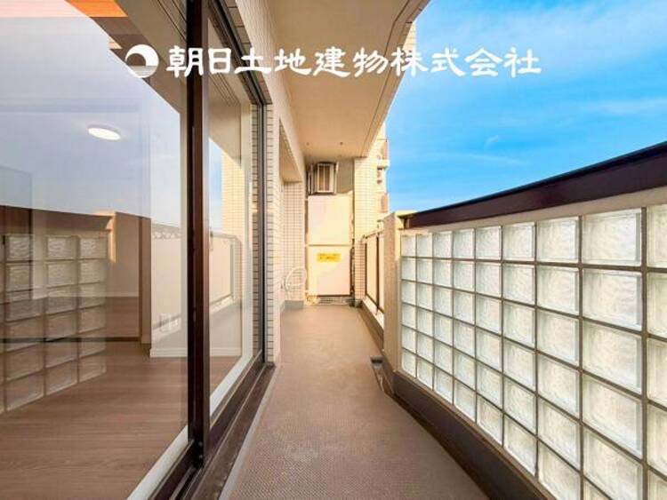 バルコニー 【バルコニー】温かい太陽を感じる事ができるのは、目の前に遮るものが無いから。彼方に広がる風景が絵画のように広がります。