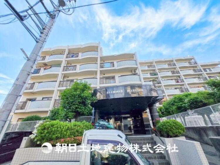 外観 【外観写真】爽やかな青空の下に贅沢なほどに降り注ぐ陽光、豊かな居住性と、クオリティが見事に調和した空間は、住まうことの喜びを感じさせてくれます。