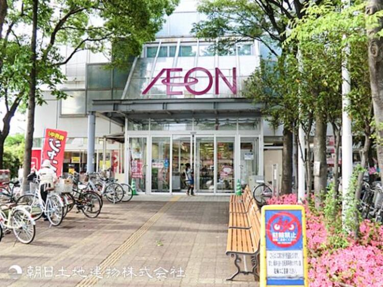 周辺 【イオン駒岡店】1130ｍ　食料品だけでなく薬局や衣料品、専門店も揃う大型店です。駐車場が広くお車での来店もしやすいため、日常使いはもちろん、週末のまとめ買いにも便利です。