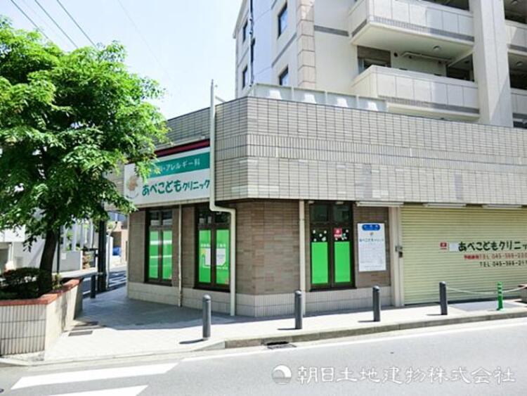 周辺 【あべこどもクリニック】810ｍ　小児科専門で、風邪や予防接種、健診など一通りを高水準で対応してくれるクリニックです。説明もしっかり丁寧に行うため安心感があります。