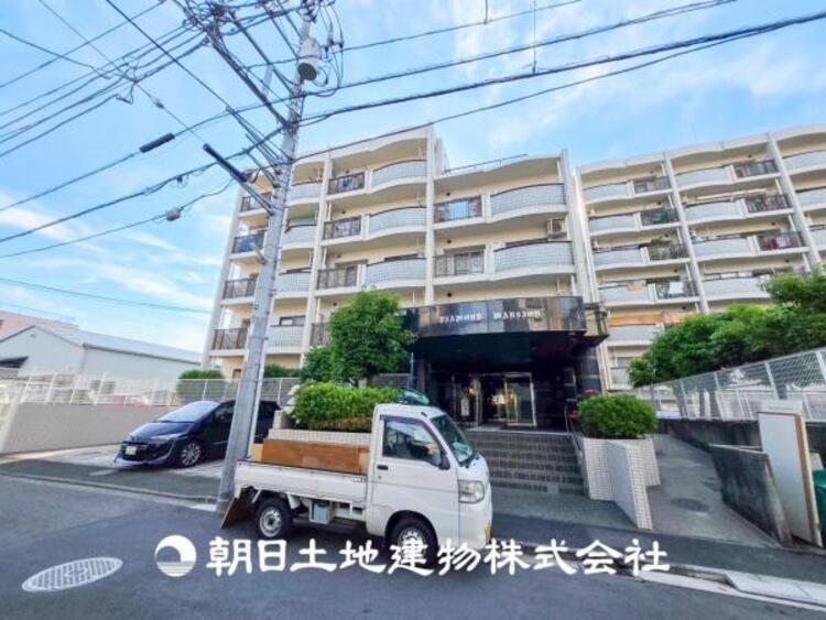 外観 【外観写真】目の前に手を伸ばせば、触ることが出来そうな環境が、そのままインテリアになったような印象です。その豊かな眺望にふさわしい空間には、通風・採光にも優れ、心地よい光と風があふれています。