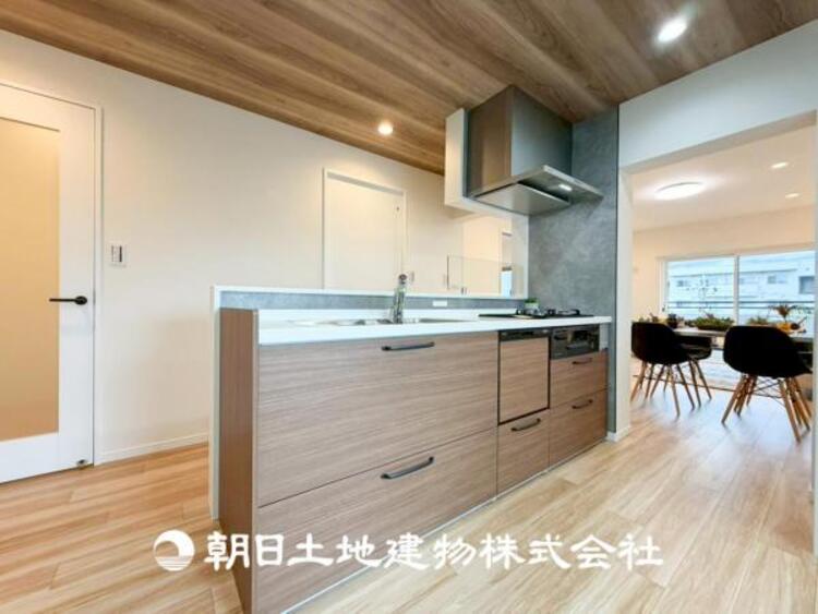 キッチン 【キッチン】住宅の主役でもあり、日常生活を過ごす上で重要な水回りでもあるからこそ機能性・デザイン性に拘りました。お掃除のしやすいシステムキッチンを設置しました。