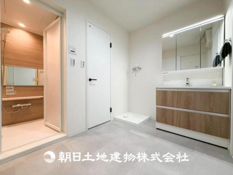 洗面 【洗面化粧台】慌ただしい1日が始まり、充実した1日の終わりを締めくくる洗面所。快適に過ごせることはもちろん、収納や機能性を兼ね備えた洗面化粧台です。