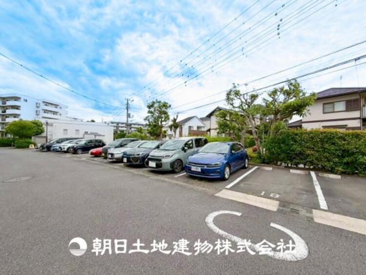 駐車場 【駐車場】ゆったりとした駐車スペースを確保いたしましたので、大きめのお車でも駐車可能です。