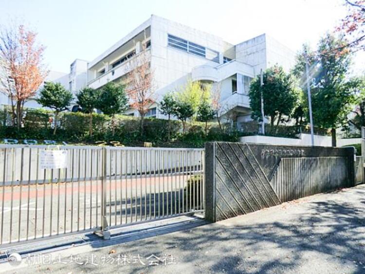 周辺 【鴨志田緑小学校】400ｍ　緑が多く整った住宅街に立地し、広い校庭や周辺の自然環境を活かした運動や体験学習が充実しています。教育意識が高く落ち着いた雰囲気で、安心して学べます。