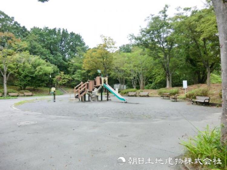 周辺 【鴨志田公園】370ｍ　大きなグラウンドや遊具、ドッグランが揃う充実した公園です。緑に囲まれた環境で、四季を感じながら散策も楽しむことができる憩いの場です。