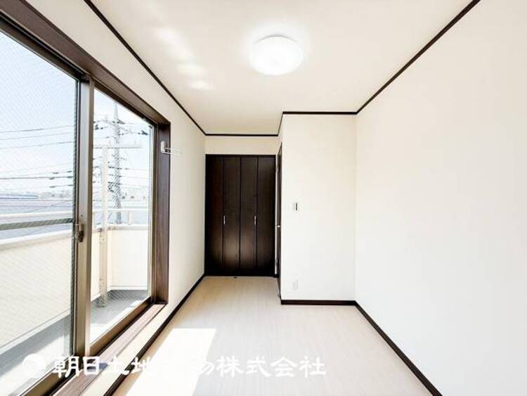内装 【居室】一人で過ごす空間は音楽を聴いたり読書をしたりと趣味を楽しめる空間です。