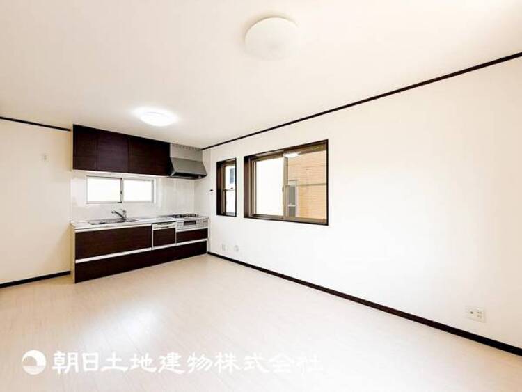 居間 【リビング】大切なご家族、招いた友人と過ごすひと時を溢れる光が優しく包み込む空間。